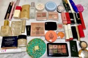 化妆品怎么拍
:有人说女孩子的化妆品多，你能拍几张你的化妆品的照片吗？有什么购买心得？