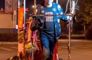 抖音广告语
:你怎么看待抖音里面那些徒步旅行，中途还能接到广告的人？