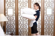 开宾馆
:本人想在县城开一家十多个房间的宾馆，怎么样？