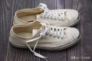 鞋底发黄怎么快速变白
:鞋子发黄，有什么实用的方法，变回白色吗？