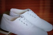 白鞋发黄怎么变白妙招
:白鞋变黄怎么办？