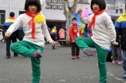 踢毽子怎么玩
:踢毽子怎样练技巧？