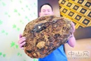 龙涎香香水
:龙涎香怎么来的，真是鲸鱼吐出来的吗？