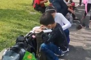 孩子跪景区写作业