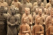 兵马俑的来历故事
:兵马俑怎么来的？