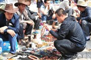 10元饰品店
:一些街上卖的10元手镯都是从哪来的？