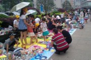 跑江湖买卖
:目前跑江湖摆地摊一般一年能赚多少钱？
