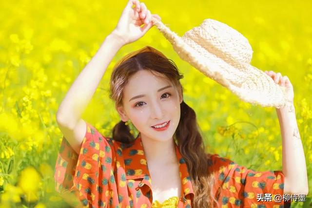 羊毛和花
:春天“和花合影”，怎么构图可以把人拍得更好看？
