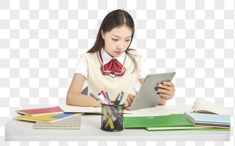 人人自学网
:因为开网课，学生几乎人人有手机，开学以后学校是不是还需要禁止学生带手机进校园？
