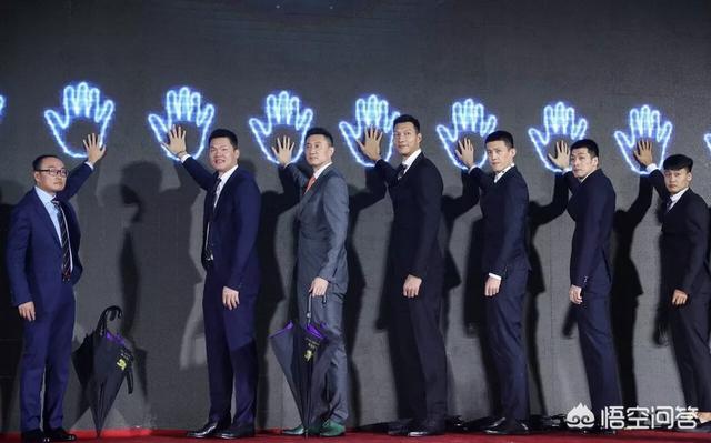 马尚火
:广东男篮集体出席庆功晚会，男模队清一色西装革履亮相，只有马尚搞特殊化，你怎么看？