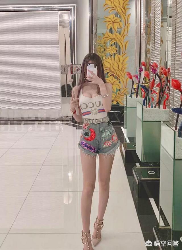 抖音上量腿长
:为什么抖音都是美女，不科学啊？