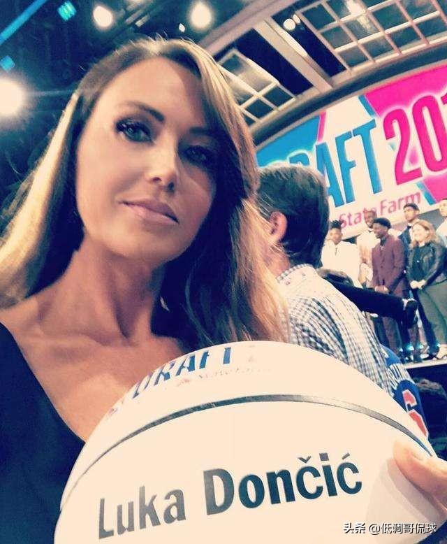 最美母女
:独行侠小将东契奇的妈妈为何被部分球迷称为NBA“最美星妈”？