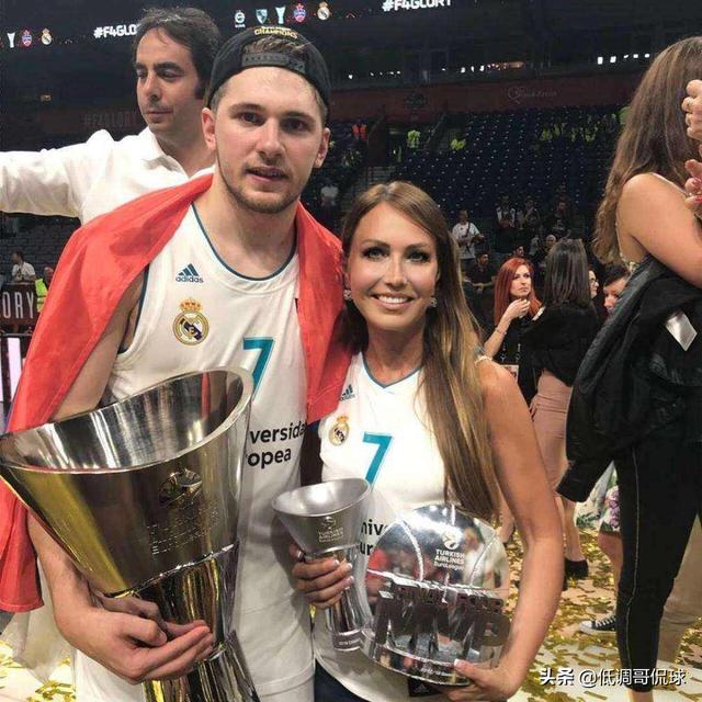 最美母女
:独行侠小将东契奇的妈妈为何被部分球迷称为NBA“最美星妈”？