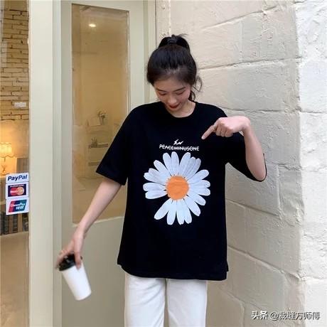 t恤文案
:2020的夏天，有哪些时髦又洋气的T恤介绍？