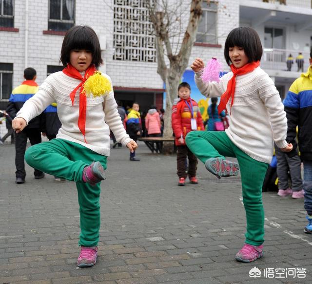 踢毽子怎么玩
:踢毽子怎样练技巧？