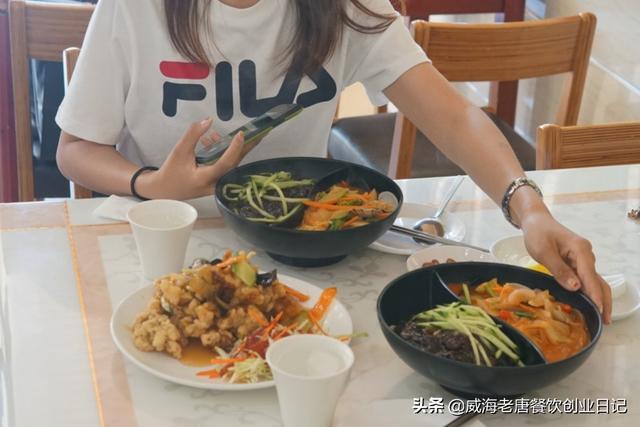 面馆的利润有多少
:想开一家面馆，求大神指点，现在的面馆赚钱吗？