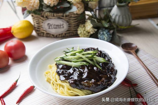 面馆的利润有多少
:想开一家面馆，求大神指点，现在的面馆赚钱吗？