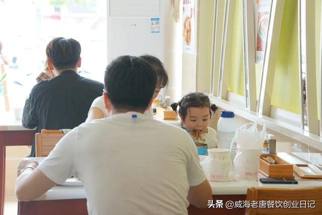 面馆的利润有多少
:想开一家面馆，求大神指点，现在的面馆赚钱吗？