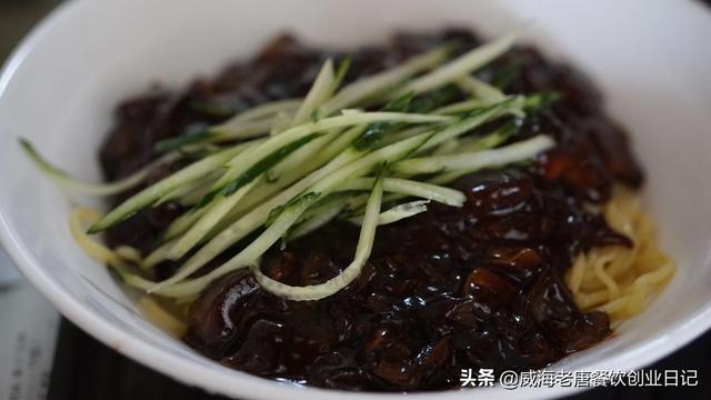 面馆的利润有多少
:想开一家面馆，求大神指点，现在的面馆赚钱吗？