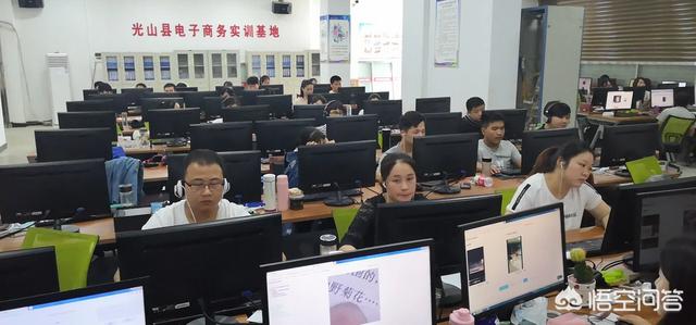 电子商务文案
:女的学电子商务怎么样？