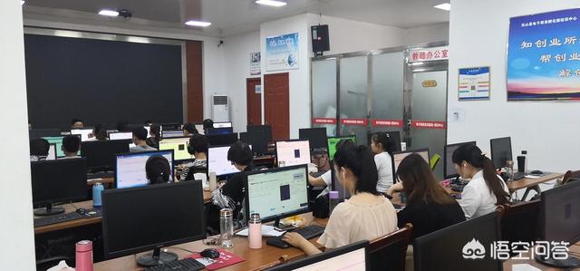 电子商务文案
:女的学电子商务怎么样？