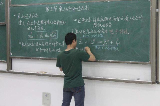 提纲是什么意思
:板书和提纲，是不是一个意思？