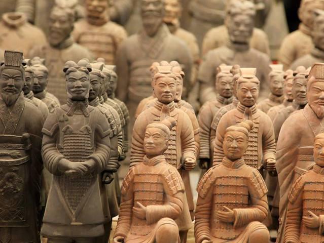 兵马俑的来历故事
:兵马俑怎么来的？