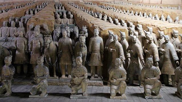 兵马俑的来历故事
:兵马俑怎么来的？