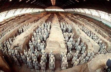 兵马俑的来历故事
:兵马俑怎么来的？