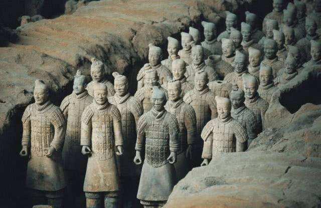 兵马俑的来历故事
:兵马俑怎么来的？