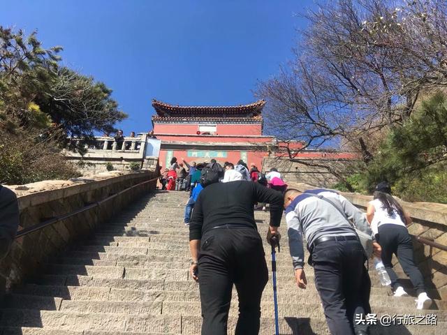 泰山有多少台阶
:有谁知道泰山有多少个台阶，有多少个庙，爬泰山需要准备什么东西？