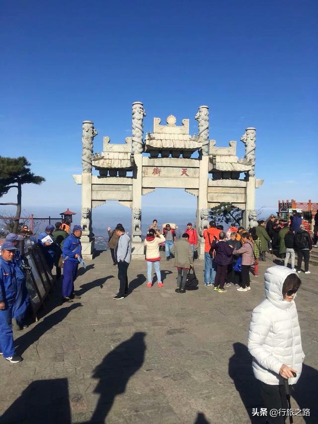 泰山有多少台阶
:有谁知道泰山有多少个台阶，有多少个庙，爬泰山需要准备什么东西？
