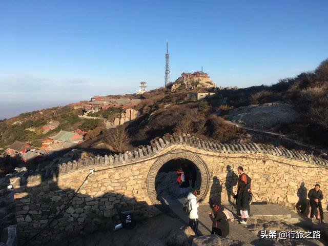 泰山有多少台阶
:有谁知道泰山有多少个台阶，有多少个庙，爬泰山需要准备什么东西？