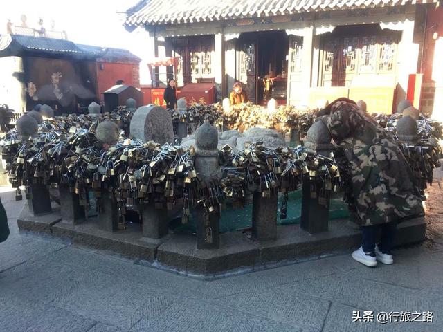 泰山有多少台阶
:有谁知道泰山有多少个台阶，有多少个庙，爬泰山需要准备什么东西？