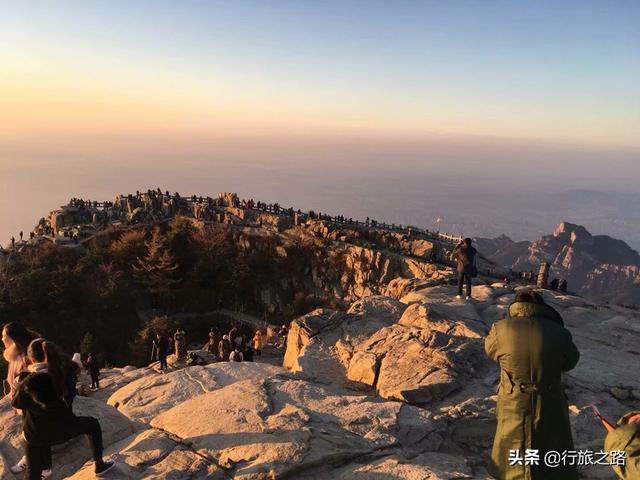泰山有多少台阶
:有谁知道泰山有多少个台阶，有多少个庙，爬泰山需要准备什么东西？