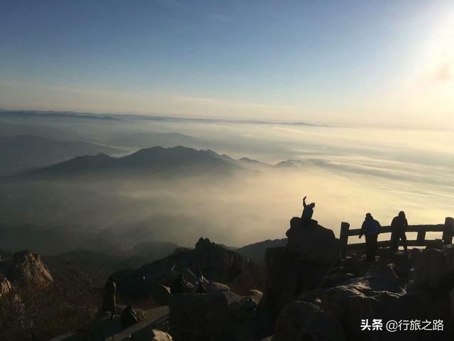 泰山有多少台阶
:有谁知道泰山有多少个台阶，有多少个庙，爬泰山需要准备什么东西？