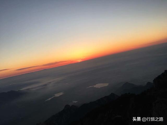 泰山有多少台阶
:有谁知道泰山有多少个台阶，有多少个庙，爬泰山需要准备什么东西？