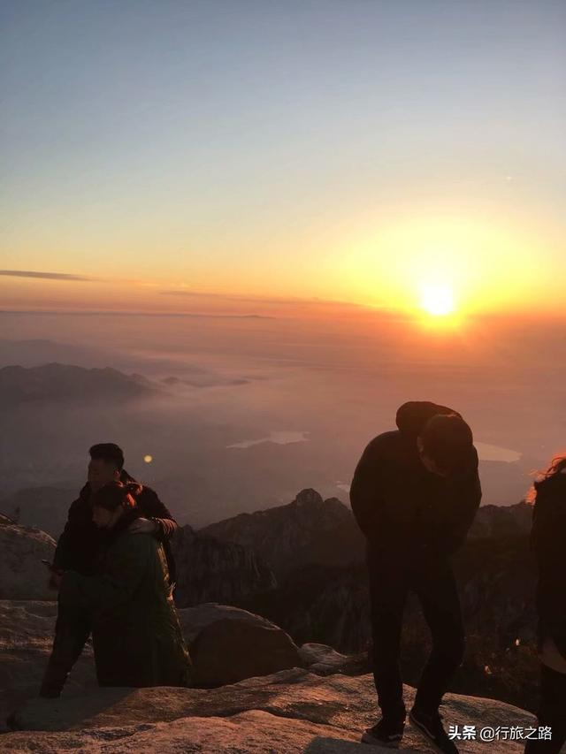 泰山有多少台阶
:有谁知道泰山有多少个台阶，有多少个庙，爬泰山需要准备什么东西？