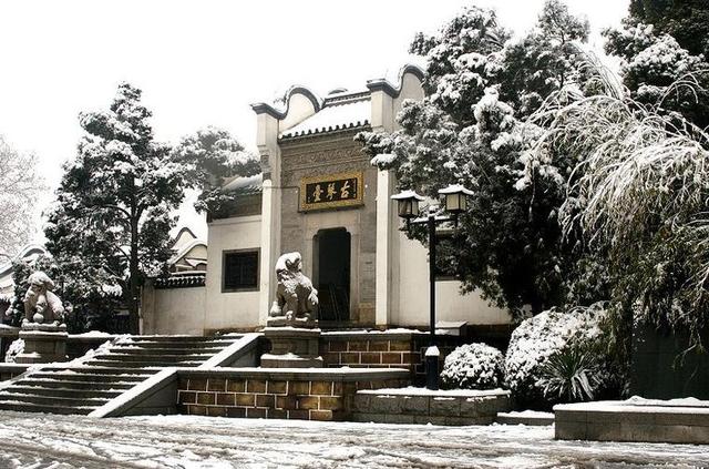 武汉属于哪里
:请问武汉市市中心到底是在哪里？