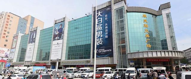 衣服批发商
:西安最大的服装批发市场在哪？