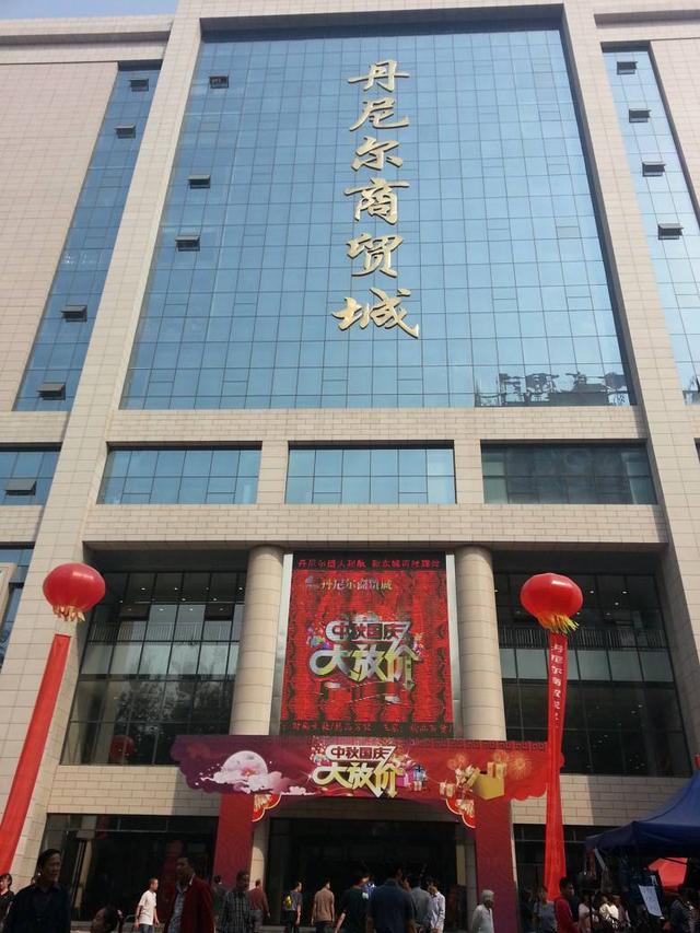 衣服批发商
:西安最大的服装批发市场在哪？