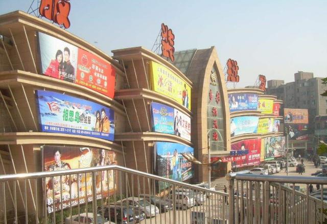 衣服批发商
:西安最大的服装批发市场在哪？