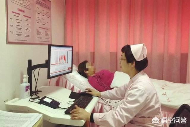 女人打喷嚏测吉凶
:生完宝宝一年了，最近打个喷嚏就会出现漏尿的情况，这是怎么回事？