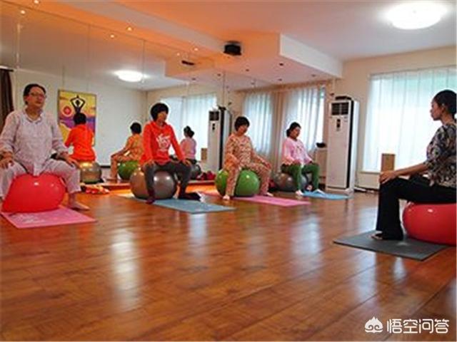 女人打喷嚏测吉凶
:生完宝宝一年了，最近打个喷嚏就会出现漏尿的情况，这是怎么回事？