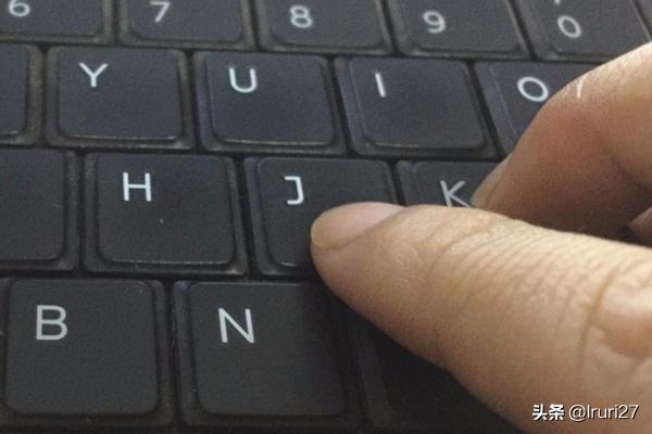 键盘26个字母口诀
:快速记住键盘字母排列顺序的口诀？