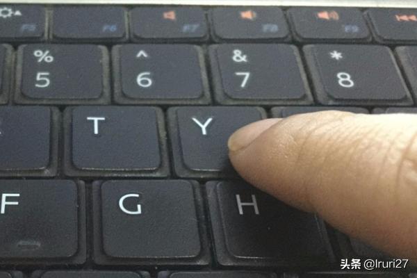 键盘26个字母口诀
:快速记住键盘字母排列顺序的口诀？