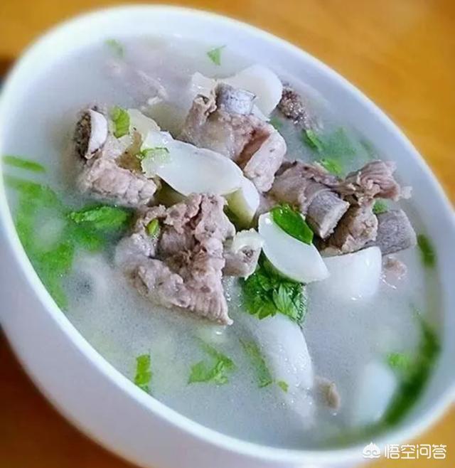 炖排骨汤的做法
:炖排骨汤怎么做汤最白？