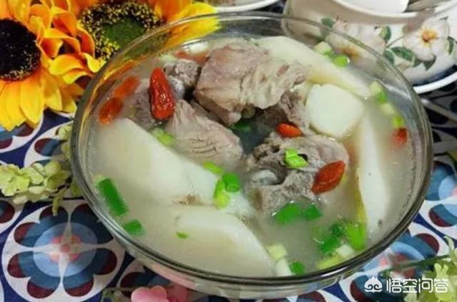 炖排骨汤的做法
:炖排骨汤怎么做汤最白？