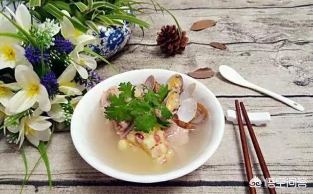 炖排骨汤的做法
:炖排骨汤怎么做汤最白？
