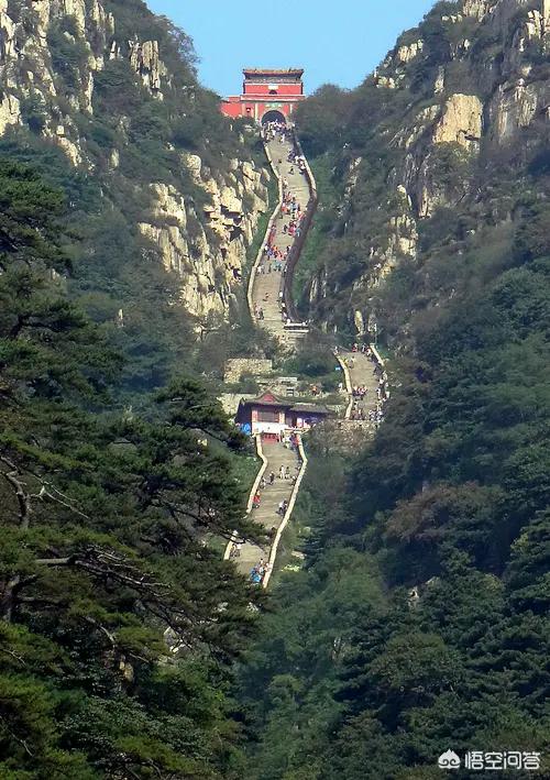 泰山多少台阶
:山东闻名遐迩的五岳之首泰山十八盘石阶的最大特点是什么？
